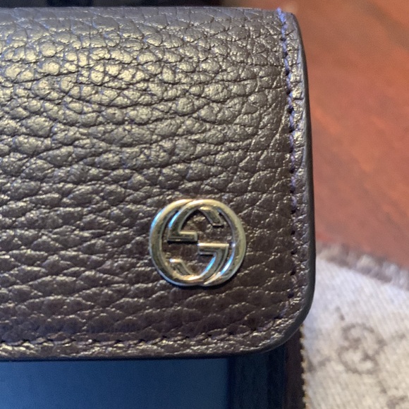 Genuine GUCCI Tri- fold Wallet, chocolate Brown, with two inside section. - Picture 9 of 16